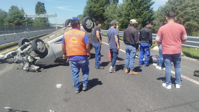 Pareja de motociclistas resulta lesionada tras accidente en periférico
